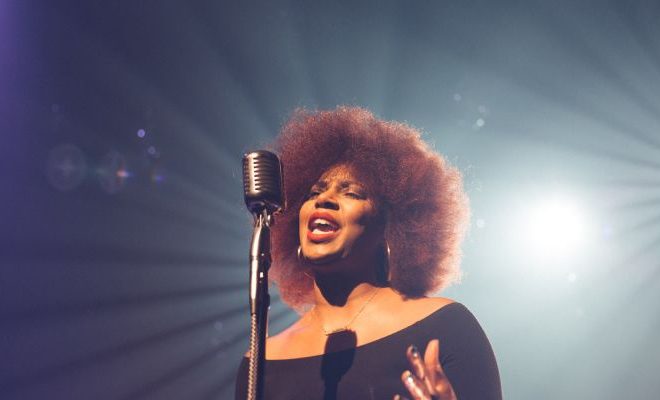 Amelia Barbar serenades audiences with ‘Peaches’ performance at 2022 Grammys